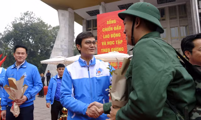Công chức Trung ương Đoàn lên đường nhập ngũ 