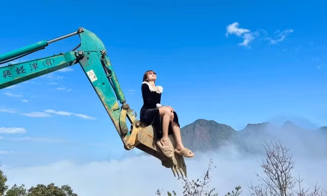 Cô gái khiến dân mạng thót tim khi leo lên máy xúc 'săn' mây