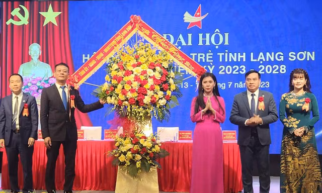 Hội Doanh nhân trẻ tỉnh Lạng Sơn nhận lẵng hoa của lãnh đạo tỉnh Lạng Sơn. (ảnh: Duy Chiến)