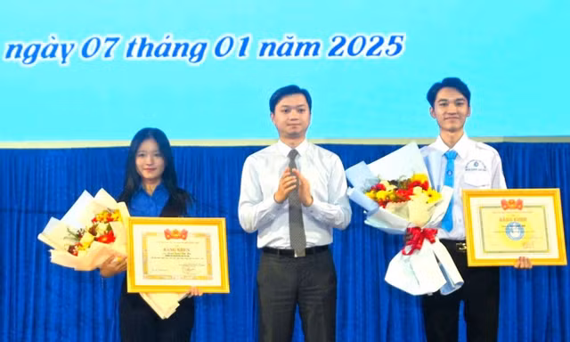 Bí thư T.Ư Đoàn trao bằng khen cho học sinh và sinh viên tỉnh Bạc Liêu
