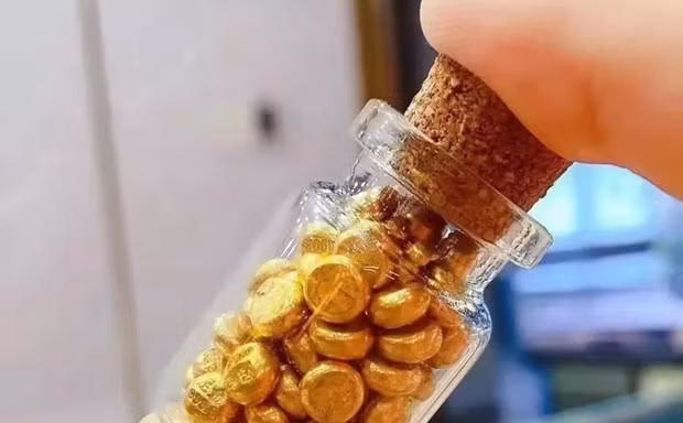 Giới trẻ Trung Quốc tiết kiệm tiền uống trà sữa để mua vàng 