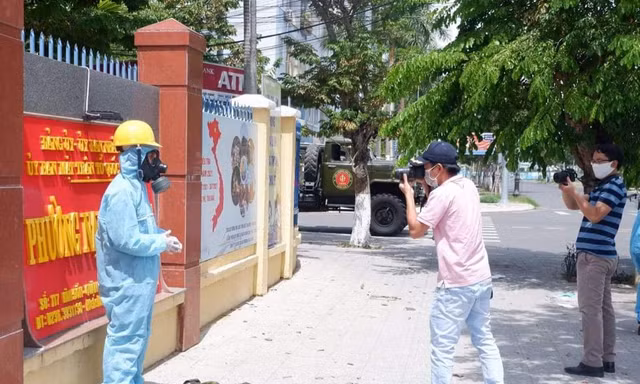 Phóng viên báo Tiền Phong (giữa) cùng đồng nghiệp tác nghiệp trong những ngày “thường trú” tại Nại Hiên Đông