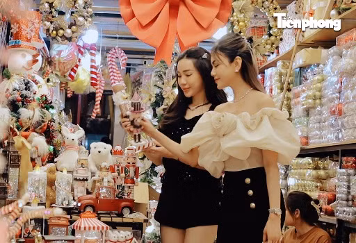 Giới trẻ Hà Nội 'lên đồ' đón Giáng sinh sớm, check in bên cây thông Noel bằng gỗ quế 