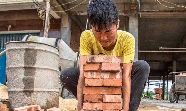 Chàng trai sống bằng nghề phụ hồ đỗ ĐH top 1 châu Á giờ ra sao?