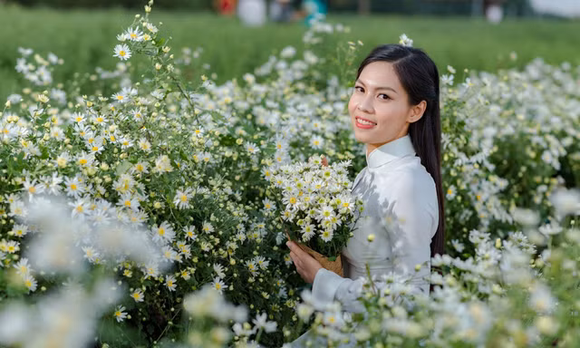 Vẻ đẹp dịu dàng của nữ dược sĩ 9x miền Tây