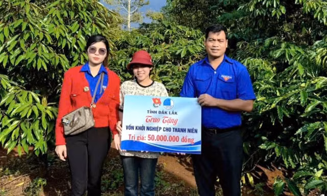 Trao vốn vay khởi nghiệp cho thanh niên Đắk Lắk