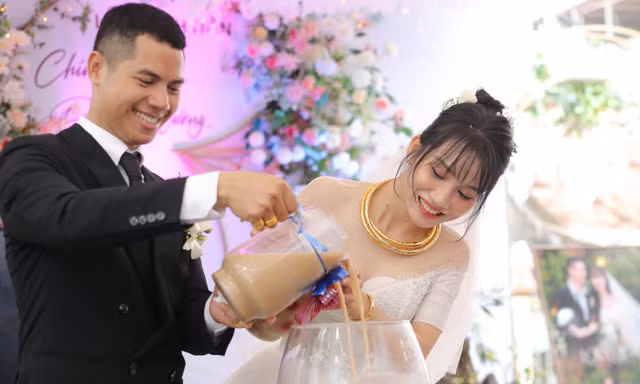 Cặp đôi 9x rót trà sữa thay rượu vang trong lễ cưới: Chú rể tự tay nấu cả đêm