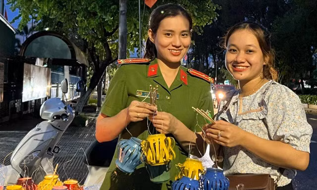 Tặng lồng đèn