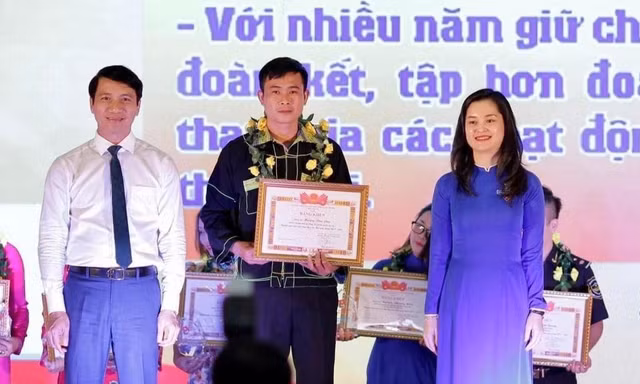 Anh Nguyễn Ngọc Lương, Bí thư TƯ Đoàn (bìa trái) và Bí thư Tỉnh Đoàn Lạng Sơn (bìa phải) trao thưởng cho thanh niên tiên tiến -Ảnh: Duy Chiến 