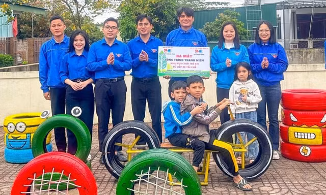 Khu vui chơi trẻ em từ lốp xe tái chế
