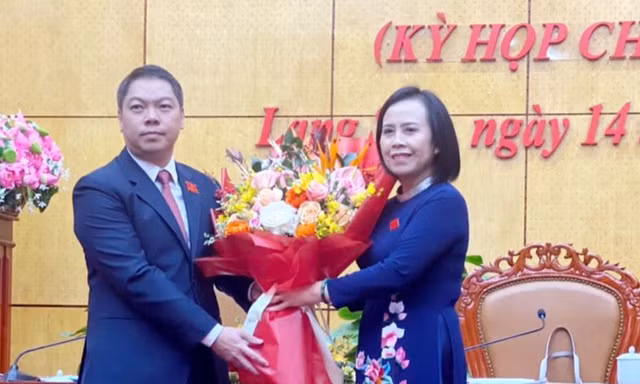 Ông Đoàn Thanh Sơn (bìa trái) nhận hoa chúc mừng của lãnh đạo tỉnh. Ảnh: Duy Chiến