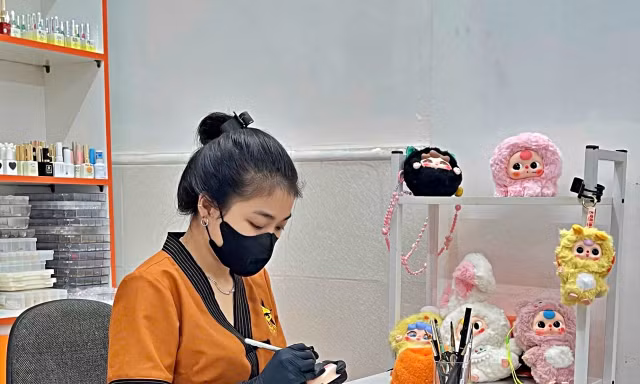 Chữa mắt lé, làm đẹp cho búp bê Baby Three, cô gái ở TPHCM 'hốt bạc' mỗi ngày