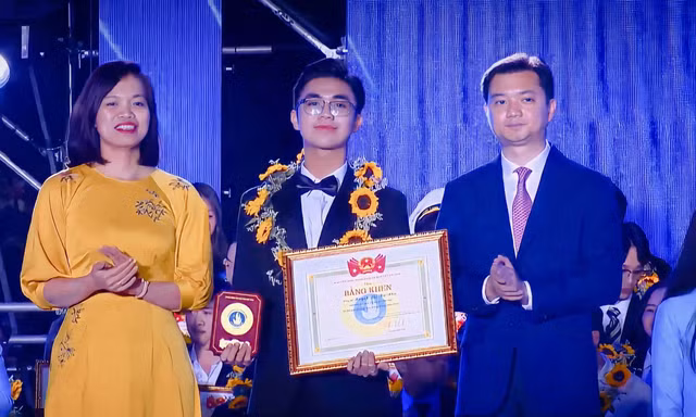 Nam sinh giành 'cú đúp' Sinh viên 5 tốt, Sao Tháng Giêng là đại biểu Đại hội toàn quốc Hội Sinh viên Việt Nam