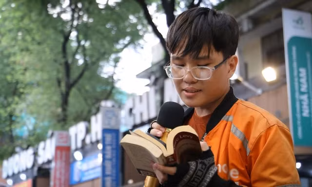 Chuyện đời buồn của chàng shipper nói tiếng Pháp gây 'bão' mạng