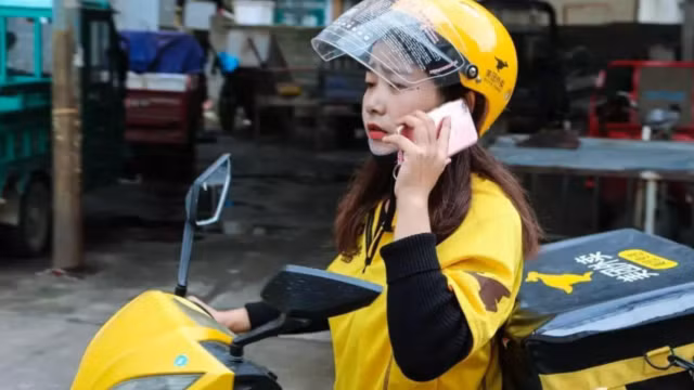 Xu hướng thạc sĩ làm shipper ở Trung Quốc
