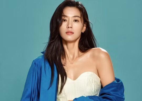 Nhan sắc trẻ mãi không già của 'minh tinh trái đất' Jun Ji Hyun