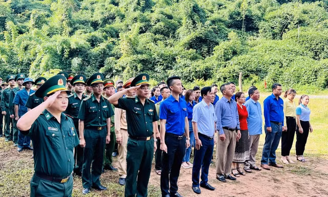 Trang nghiêm lễ chào cờ tại cột mốc biên giới Việt - Lào