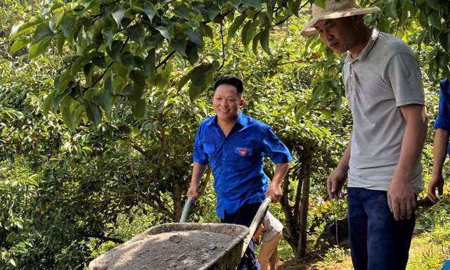 Bí thư Đoàn người Mông làm du lịch 