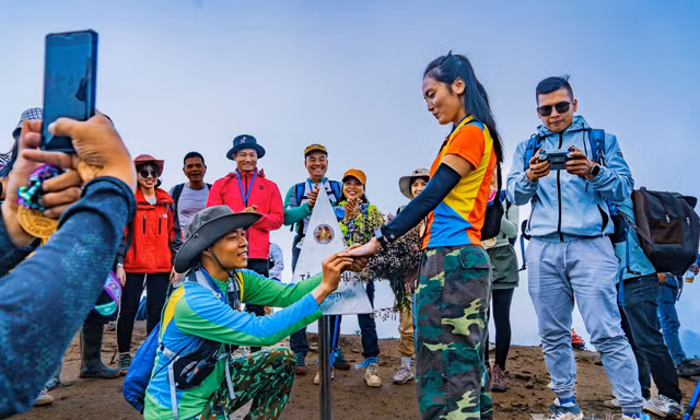 Chàng trai cầu hôn bạn gái trên 'nóc nhà Yên Bái', giữa mùa hoa chi pâu mộng mơ