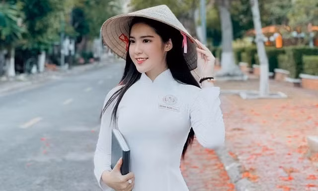 Hot girl được báo Trung khen ngợi đẹp dịu dàng mùa chia tay mái trường