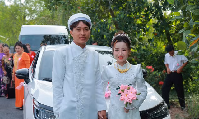 Cô gái gặp 'kiếp nạn' ong đốt trước giờ rước dâu, có bộ ảnh cưới để đời