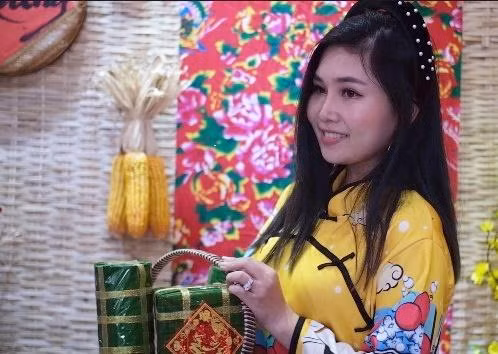 Giới trẻ TPHCM đến phim trường, quán cafe, xúng xính áo dài chụp ảnh đón xuân