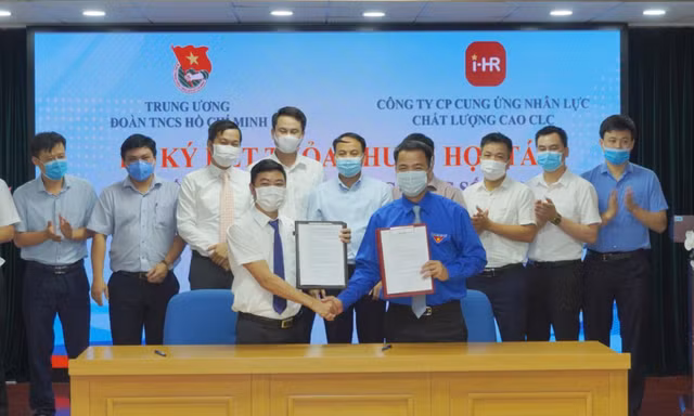 Bí thư T.Ư Đoàn Ngô Văn Cương (bên phải) Ký kết thỏa thuận hợp tác, triển khai ứng dụng số i-HR với công ty CLC.
