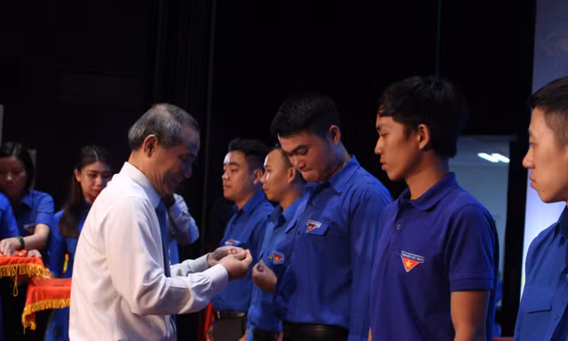 Bí thư Thành ủy Trương Quang Nghĩa trao huy hiệu búa liềm cho các đảng viên trẻ xuất ngũ dự Đối thoại tháng 3