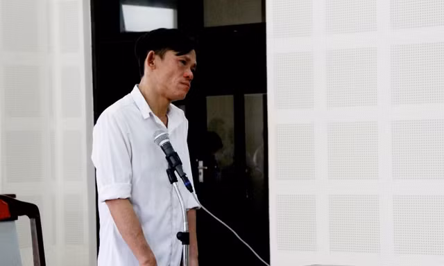 Bị cáo Quách Thanh Hải tại phiên tòa sơ thẩm sáng 27/3. Dù được cho tại ngoại để điều trị HIV, bị cáo vẫn tiếp tục buôn bán ma túy trái phép