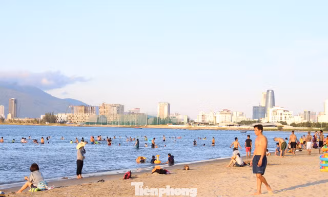 Sở Du lịch TP Đà Nẵng đang ra soát lượng khách du lịch “kẹt” lại Đà Nẵng do chỉ đạo thực hiện cách ly xã hội để phòng chống dịch bệnh COVID - 19 từ ngày hôm nay (28/7). Ảnh: Giang Thanh