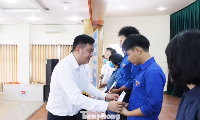 Anh Lê Công Hùng, Phó Bí thư Thành Đoàn Đà Nẵng, Phó Chủ tịch TƯ Hội Sinh viên Việt Nam trao học bổng Tiếp sức đến trường cho các bạn sinh viên. Ảnh: Giang Thanh