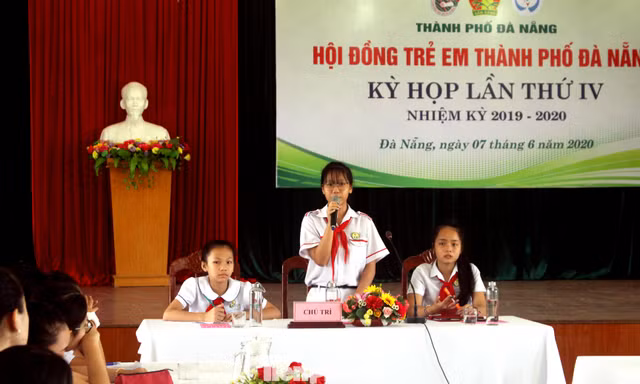 Kỳ họp lần thứ IV Hội đồng trẻ em TP Đà Nẵng diễn ra dưới sự chủ trì của em Dương Nhật Khánh (Chủ tịch), Ngô Châu Bảo Khanh (Phó Chủ tịch) và Võ Lê Thục Anh (Phó Chủ tịch). Ảnh: Giang Thanh