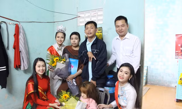 Hoa khôi sinh viên xúc động trước nghị lực của cô gái xương thủy tinh