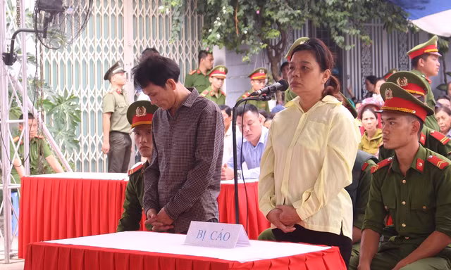 Hai bị cáo Nguyễn Hùng Dũng và Lê Thị Phương Oanh bị xét xử lưu động vì hành vi giết người và phi tang xác tại vịnh Mân Quang. Ảnh: Giang Thanh