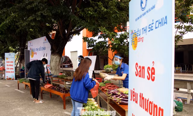 “Siêu thị sẻ chia 0 đồng” được đồng loạt tổ chức tại 3 điểm trường ĐH, CĐ trên địa bàn Đà Nẵng nhằm giúp đỡ các sinh viên “kẹt” lại vì cách ly xã hội vượt qua thời điểm khó khăn. Ảnh: Giang Thanh