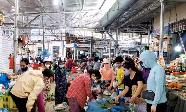 ‘Chợ, siêu thị hoạt động bình thường, người dân không cần tích trữ’. Ảnh: Giang Thanh