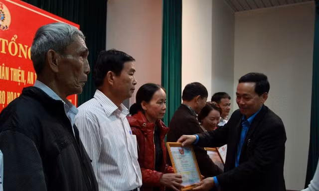 LĐLĐ TP Đà Nẵng tặng bằng khen cho 10 tập thể và 10 cá nhân có thành tích xuất sắc trong xây dựng mô hình Tổ tự quản