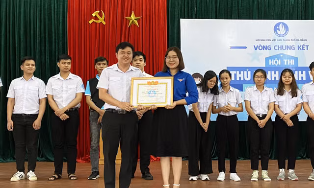 Xuất sắc vượt qua 13 thí sinh còn lại, Tống Thị Thanh Tuyền (Sinh viên ĐH Kinh tế - ĐH Đà Nẵng) giành giải nhất Hội thi Thủ lĩnh sinh viên TP Đà Nẵng năm 2020. Ảnh: Nhật Tuyên