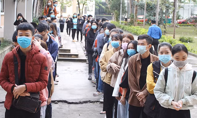 Sôi động Chủ nhật Đỏ ở Đà Nẵng: Giới trẻ xếp hàng từ sáng sớm tình nguyện hiến máu