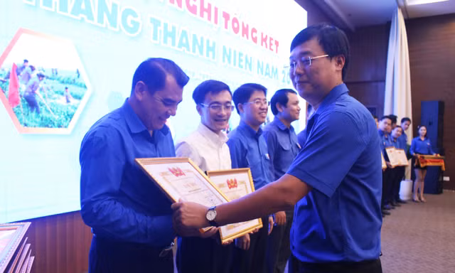 Anh Lê Quốc Phong tặng bằng khen của TƯ Đoàn cho 15 đơn vị có thành tích xuất sắc trong Tháng Thanh niên năm 2019