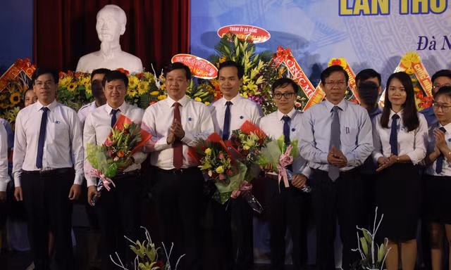 Anh Lê Quốc Phong, Bí thư thứ nhất TƯ Đoàn, Chủ tịch Hội Sinh viên Việt Nam, tặng hoa chúc mừng BCH Hội SV TP Đà Nẵng khóa mới. Ảnh: Giang Thanh