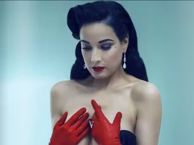 Ngắm vòng một của vũ nữ thoát y Dita Von Teese