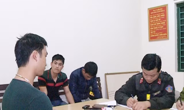 Thanh niên 'nói chuyện' bằng dao kiếm