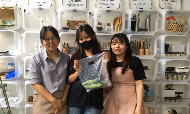 Cô gái khiếm thị với cửa hàng độc đáo 'Mang rác thải đến, cầm thực phẩm về'