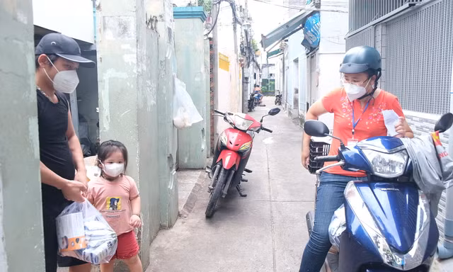 Trung thu ấm áp đến với hoàn cảnh khó khăn trong đại dịch ở TPHCM