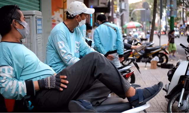 Giá xăng liên tục lập 'đỉnh', tài xế xe công nghệ ngậm ngùi hủy nhiều đơn hàng