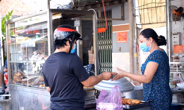 Giá xăng, gas tăng cao, hàng quán ở TPHCM có đồng loạt 'đổi' giá?