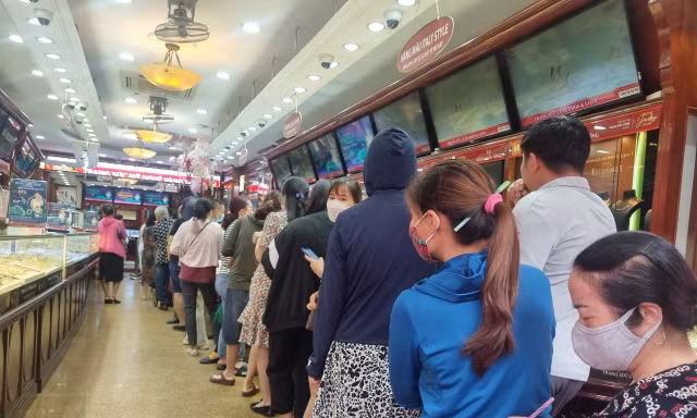 Người Hà Nội đổ xô mua bán vàng