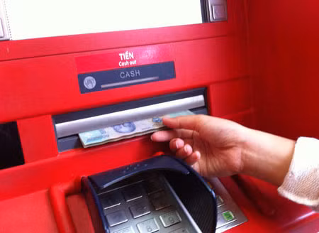 Hết cảnh rồng rắn rút tiền ATM dịp Tết
