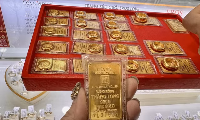 Giá vàng bất ngờ tăng vù vù